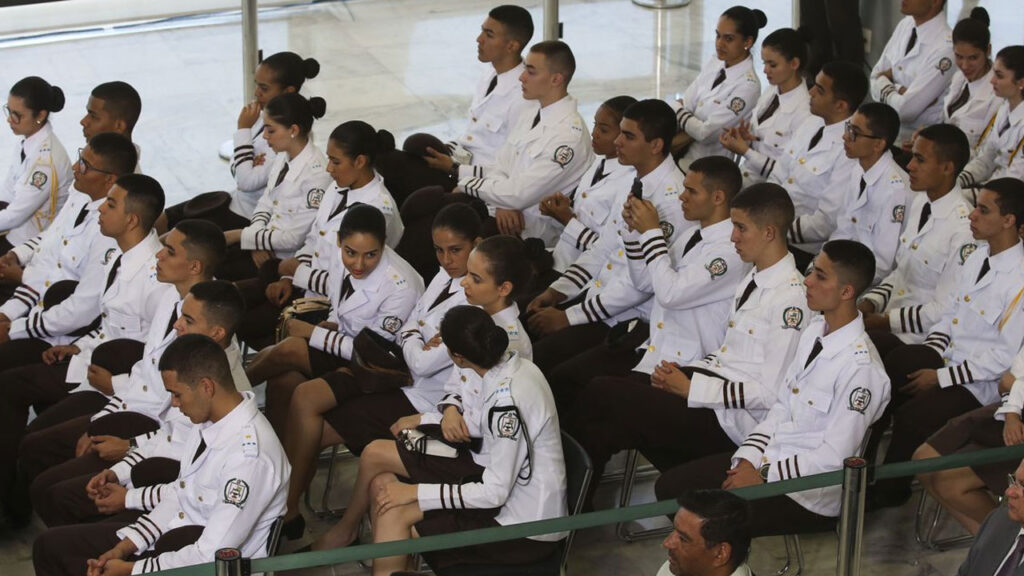 Confira os principais fatos do dia, incluindo mudanças no TSE, a nomeação do novo ministro do Turismo, uma tentativa de censura, o fim das escolas cívico-militares e o depoimento sobre uma suposta trama golpista. Fique atualizado com os acontecimentos que marcaram esta sexta-feira.