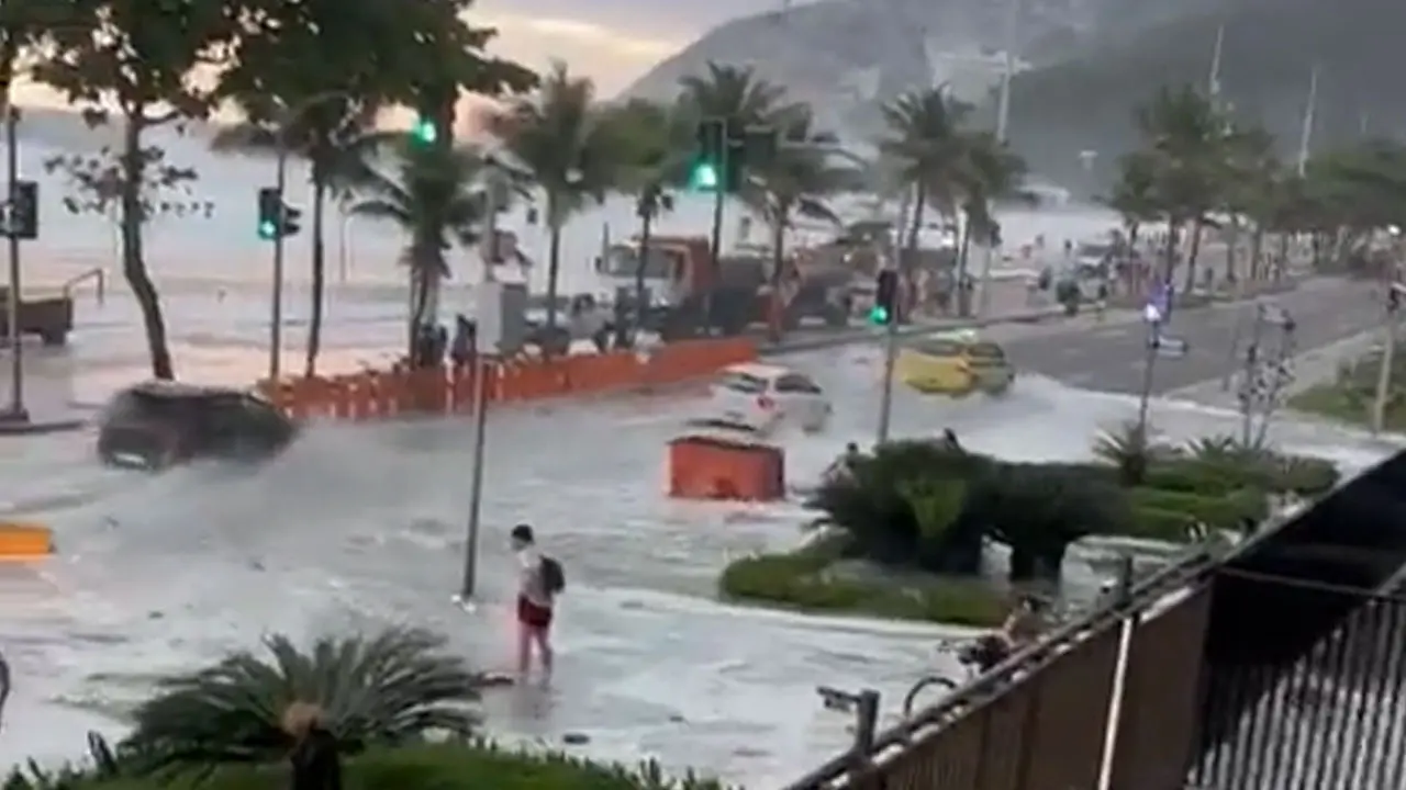 Mar agitado assusta banhistas no Rio de Janeiro; veja o vídeo - Fato 360